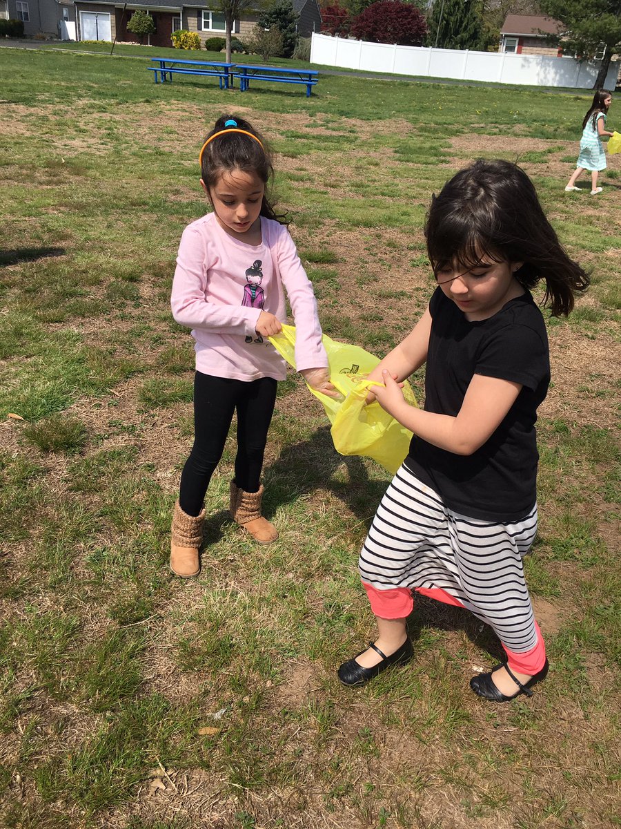 mrsjankowicz's tweet photo. Doing our part for planet earth!@Hwood_Pride https://t.co/e8OuGjgShF
