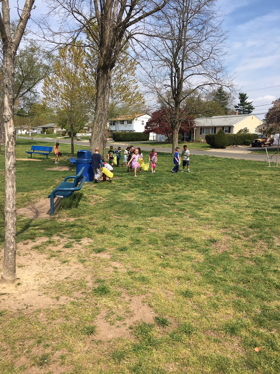 mrsjankowicz's tweet photo. Doing our part for planet earth!@Hwood_Pride https://t.co/e8OuGjgShF