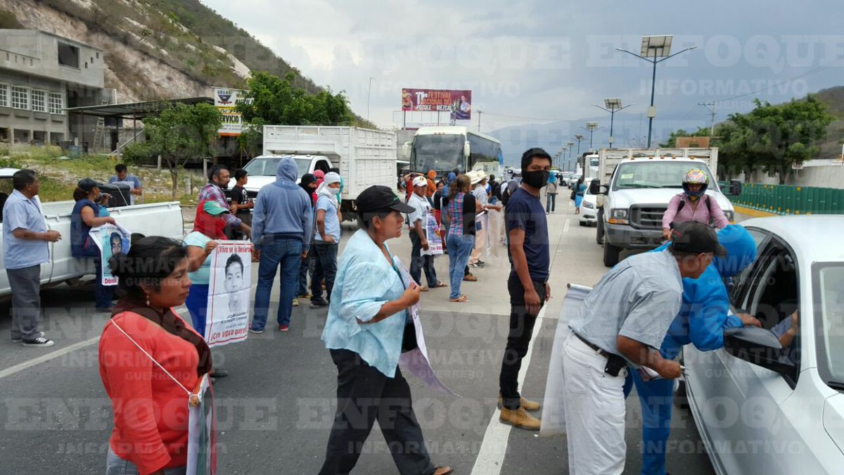 Bloquean Autopista del Sol padres de los normalistas - CgrRi4IUkAA_UWd