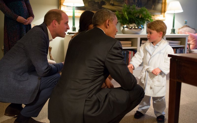 thedailybeast's tweet image. Clad in a dressing gown and PJs, Prince George met the Obamas today: thebea.st/1Sp7MvW