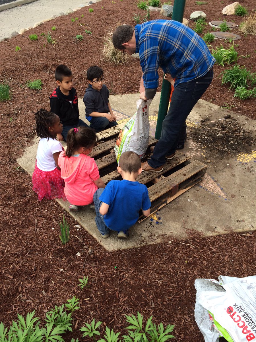 ktpipp's tweet photo. Happy Earth Day from room101! #gcslearn #pbl #chandlerelementary @atkauffman https://t.co/47kVMEFvAT