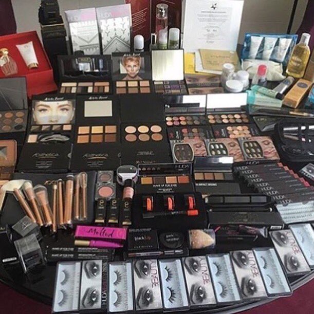 HiAlluring's tweet photo. Wishing this was all mine 😭 @hudabeauty #hudabeauty #beauty #makeupmess #makeuphaul #makeuplover #makeupaddcit https://t.co/4ryJaXYmbF