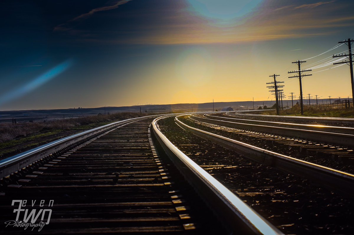Bretturibe7two's tweet photo. Probably my all time favorite shot! Turned out so awesome! #railroadtracks #train #sunset #sky #tracks #photography https://t.co/6FRHhk4xvV
