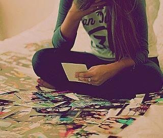 Ela parou olhando aquela foto e pensou:
''Nunca me pertenceu e eu me sinto tão sua...''