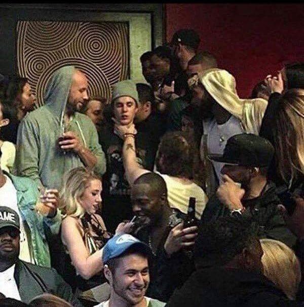 RoastGodBroly's tweet photo. Why this pic of Justin Bieber getting choked at a club look like a Renaissance painting? 😂 https://t.co/zS84Wq8VCQ