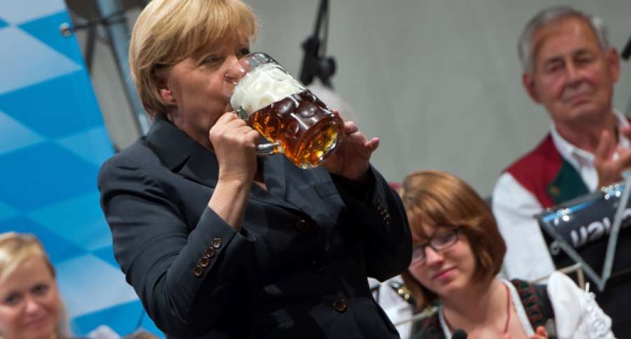 A3Noticias's tweet photo. Merkel: "La cerveza es la prueba más convincente de que Dios ama al hombre" https://t.co/VLx1RRA4cW https://t.co/ANQNnAXvtZ