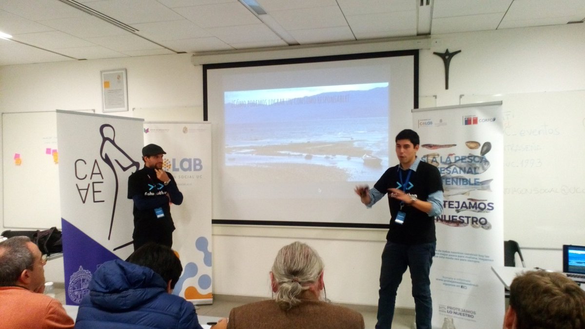 FishackathonCL's tweet photo. El grupo del proyecto Trasus propone formar un sistema público online de ventas para mantener registro de todo. https://t.co/esbWS5VxKL