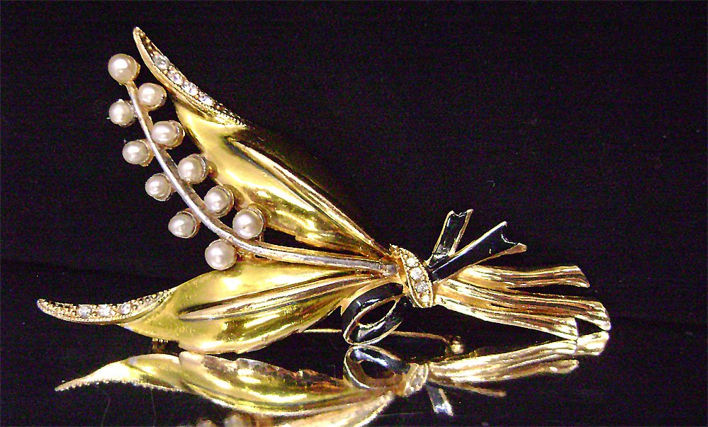 AmazingGems's tweet photo. 1940s Rare #Coro Lily of the Valley #Enamel Pearl Rhinestone #Brooch by JustSparkles https://t.co/Y1tPYDUT78 @Etsy https://t.co/IuwrgDo719
