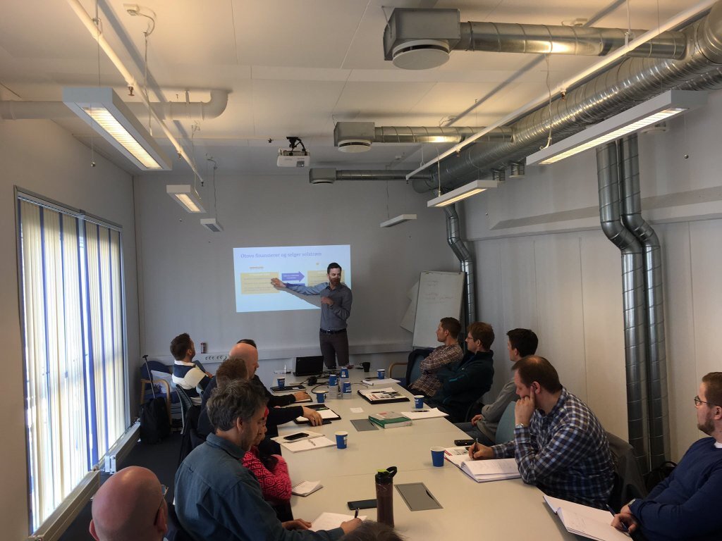 Athornor's tweet photo. I dag holdt @OtovoSolar og #Solarts kurs for installatører. Jo flere som kan montere solpaneler, jo raskere går det! https://t.co/HScGne1WuD