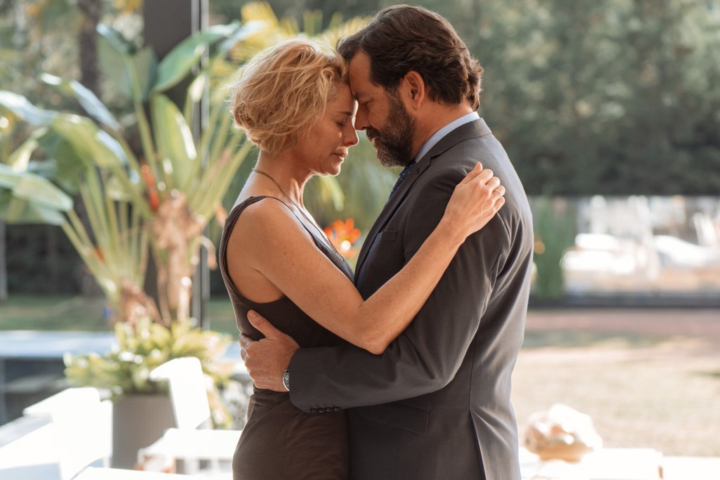 SerieLaEmbajada's tweet photo. Antena 3 estrena el lunes "La Embajada", un thriller sobre la corrupción política ▶️ https://t.co/vyQfNE6hRw https://t.co/YYFs3yU1NX