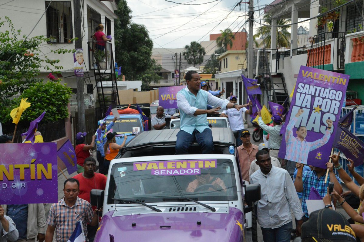 pedroescuela's tweet photo. #ValentinEnLaCalle desborde en el área de nasario holla del caimito con @JCesarValentin mano a mano el mas votado https://t.co/FCKc0UvvlN