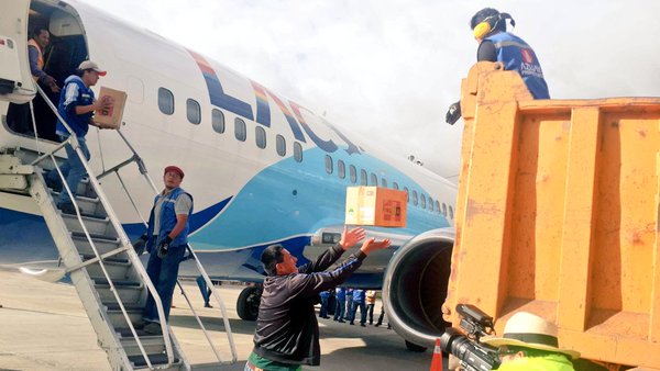 EquidarEC's tweet photo. #AzuaySolidario este momento @MikhunaBAA carga kits y agua en avión @LAC_Ecuador para damnificados de #SismoEcuador https://t.co/idxAALTWUR