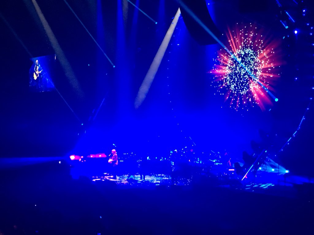 LizzyPattinson's tweet photo. @JeffLynnesELO Amazing show! Soundtrack to my childhood 💗 https://t.co/5Qhh0mqlZk