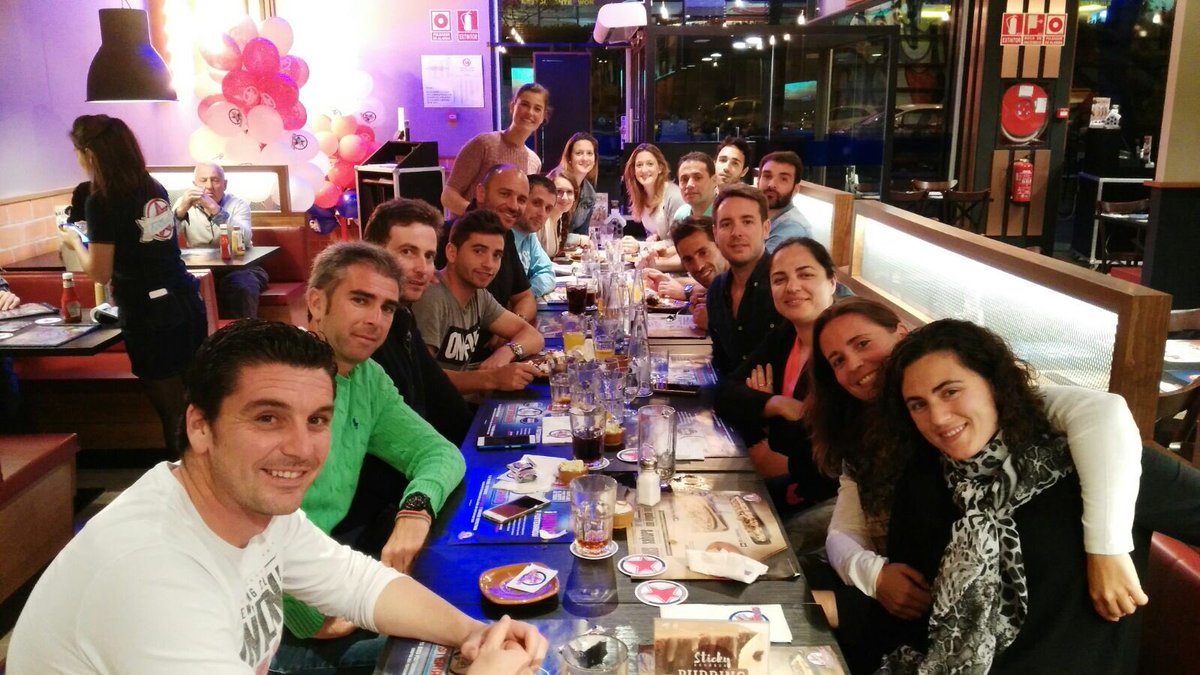 De cenita con los chicos del <a href="/tenischamartin/">Club Tenis Chamartín</a> en #Granollers Mañana semis del #CtoEsp2ª <a href="/padelfederacion/">Federación Española de Pádel</a> #Capellania