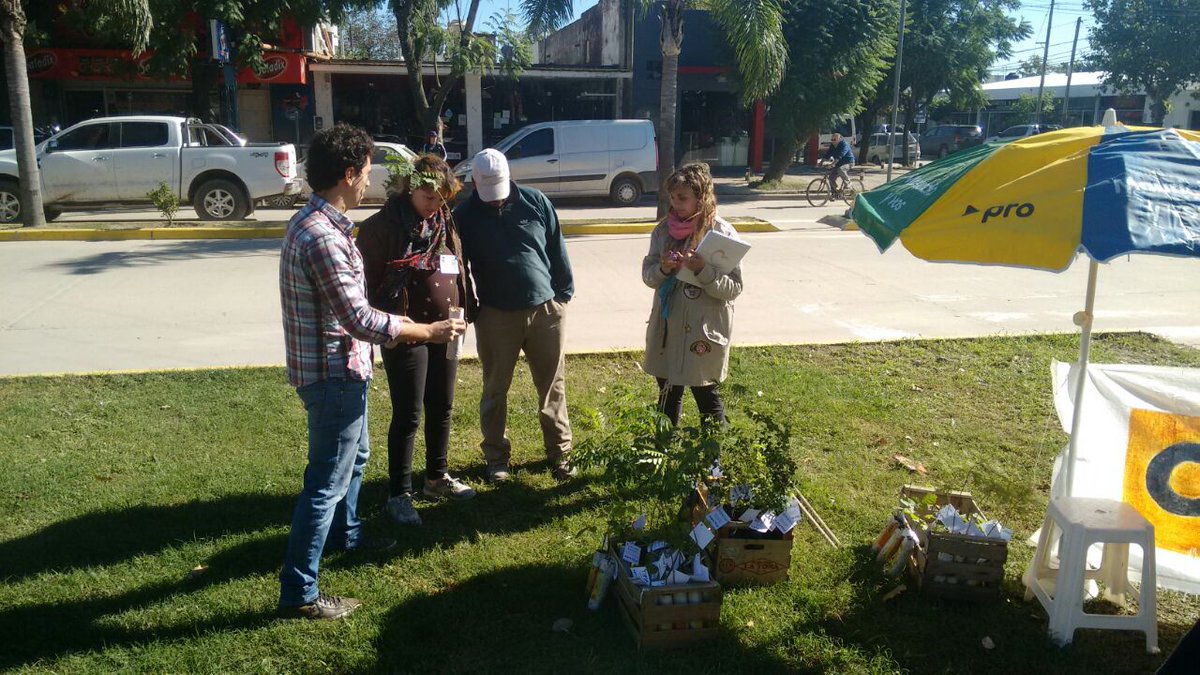 En #ElDiaDeLaTierra los jóvenes de Pilar regalaron plantines de árboles. Más verde, más futuro.