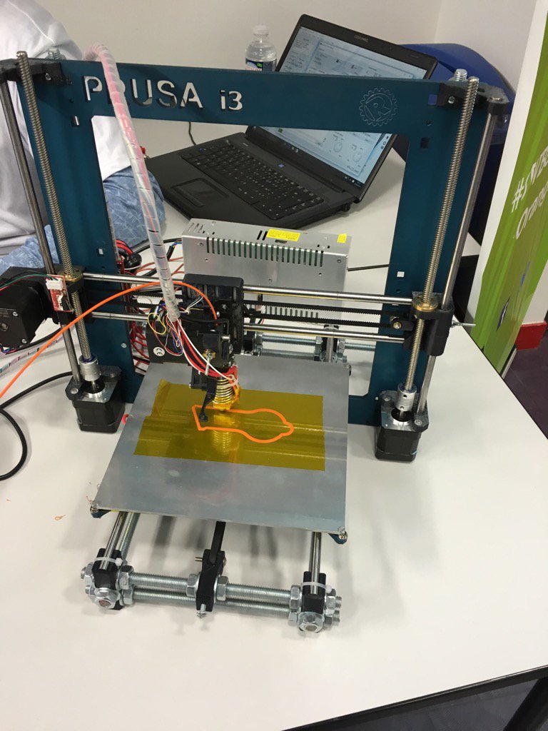 BeauvaisChris's tweet photo. Au #SWBourges on imprime en 
#3D avec le #BourgesLab https://t.co/shk3M8AM7O