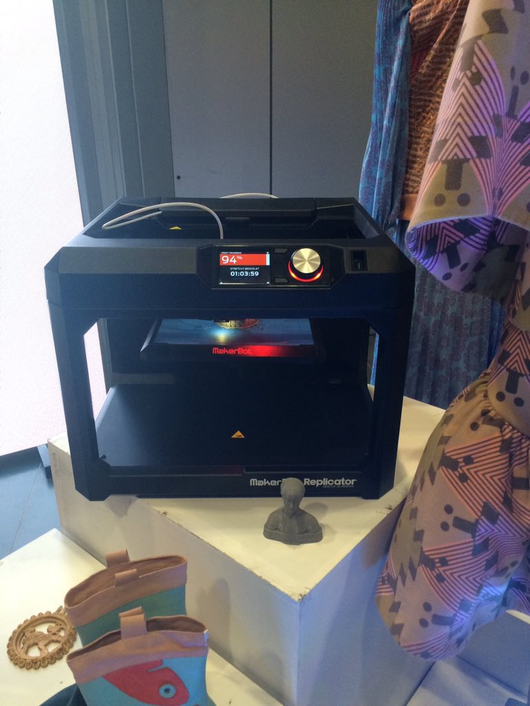crisanris's tweet photo. Interesante máquina impresora 3D también sirve para la moda para hacer accesorios para vestidos y zapatos #modaPUCP https://t.co/dZaEIKWjrf