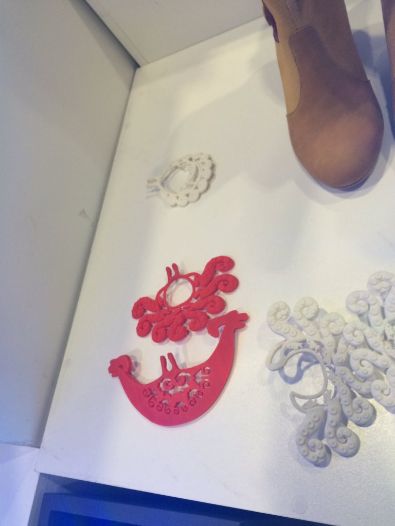 crisanris's tweet photo. Interesante máquina impresora 3D también sirve para la moda para hacer accesorios para vestidos y zapatos #modaPUCP https://t.co/dZaEIKWjrf