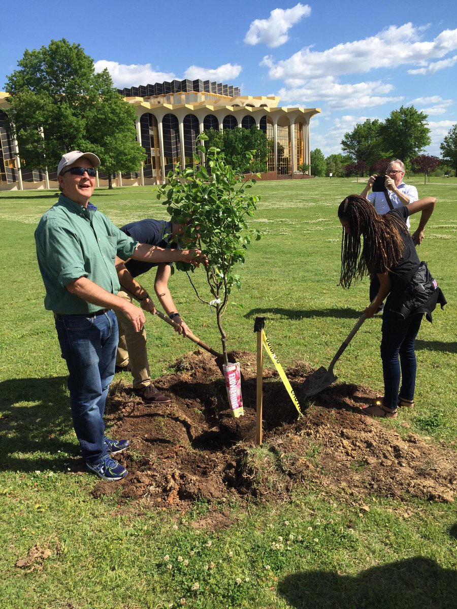 Global_U's tweet photo. Global U and @UNAofEO celebrated #EarthDay by planting a tree at @OralRobertsU 🌳 Happy Earth Day! https://t.co/hyZiXKpjTB