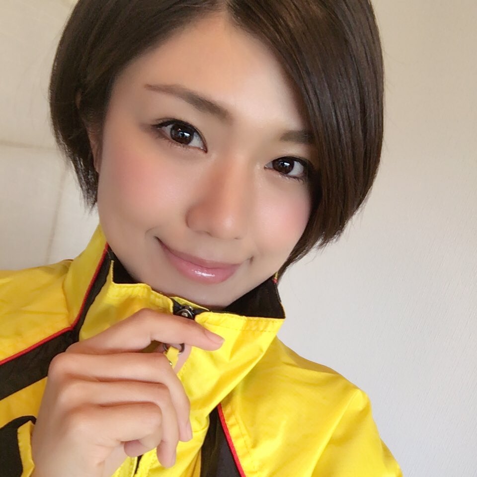 黄色の上着もお似合いな藤木由貴