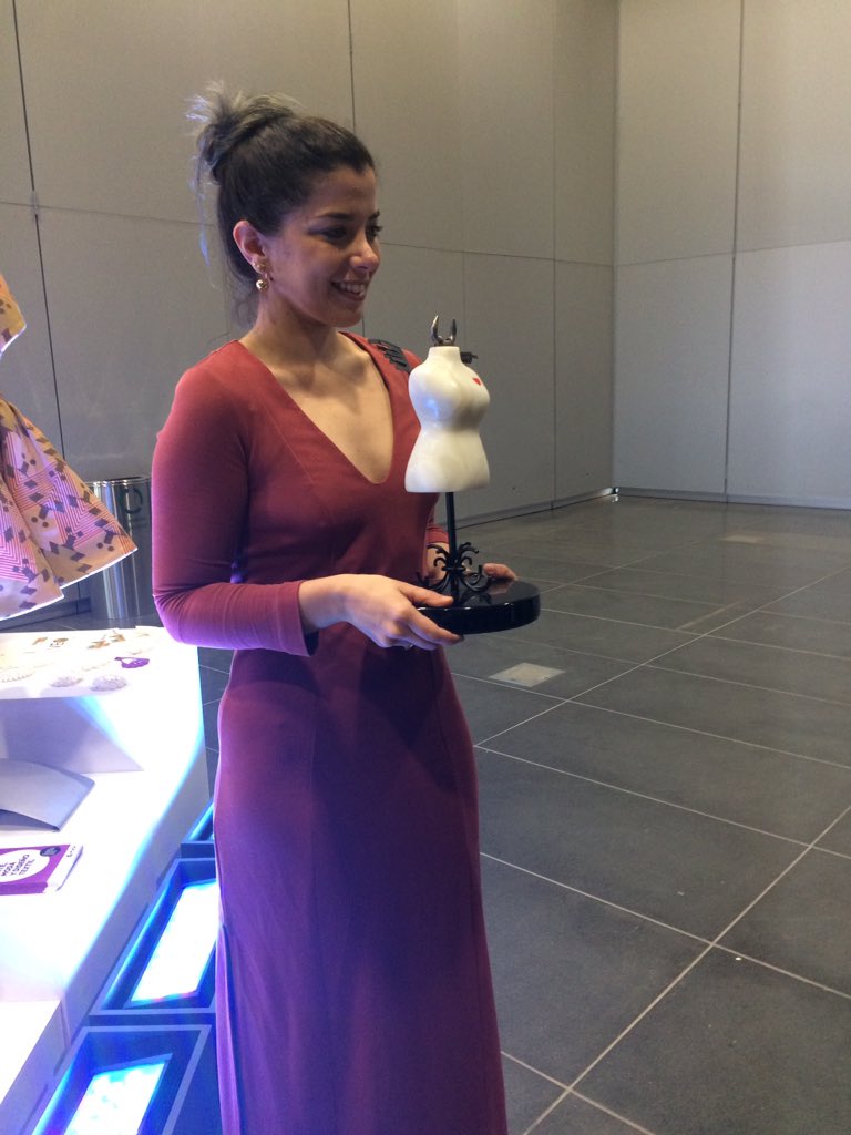 crisanris's tweet photo. Vania Tafur, ganadora del concurso de jóvenes creadores recibe condecoración de la PUCP #modaPUCP #PeruModa2016 https://t.co/aT1azH5fwb