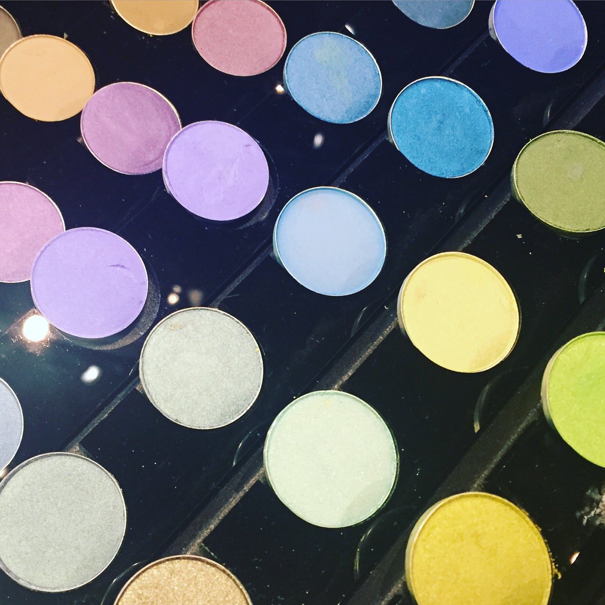 MAC_Keri_B's tweet photo. New customizable palette R HERE. I am now super stoked 2 redo my kit. It's never ends #maccosmetics #macpropalettes https://t.co/GlzZUGk0yj