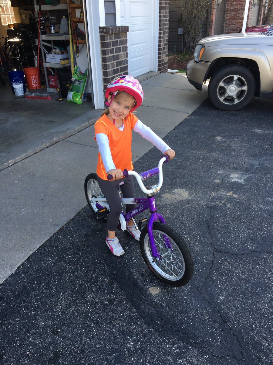 KevinLeiferman's tweet photo. Off on an easy jog with my niece!!#bestuncleaward https://t.co/2B1NgLqYIq
