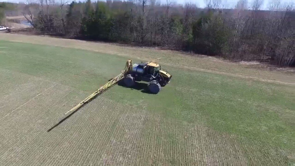 <a href="/ScottMallory8/">Scott Mallory</a> covering some wheat acres with 28% this week @TCOnapanee #Rg1100 <a href="/AGCOcorp/">AGCO</a>  skypixel.com/pilot/videos/s…