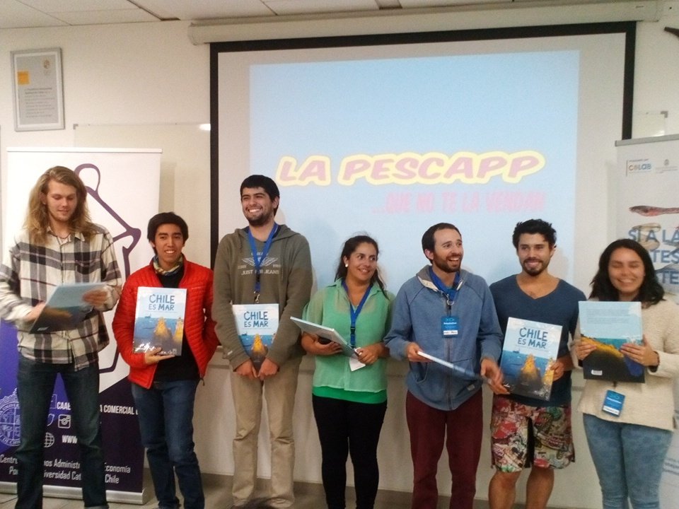 FishackathonCL's tweet photo. Llegó el momento... Redoble de tambores... El grupo ganador de #Fishackathon Chile es Pescapp!!!  Felicitaciones!!! https://t.co/AE48WdO0CZ