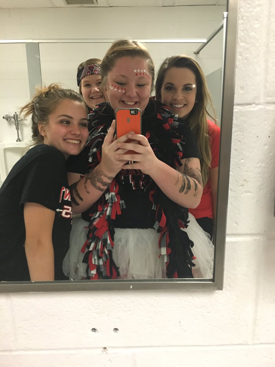 IreeTwiggs's tweet photo. Just a few pics from spirit day. Nothing better than being a black hawk ❤️⚫️ https://t.co/Si1vcZYWW3
