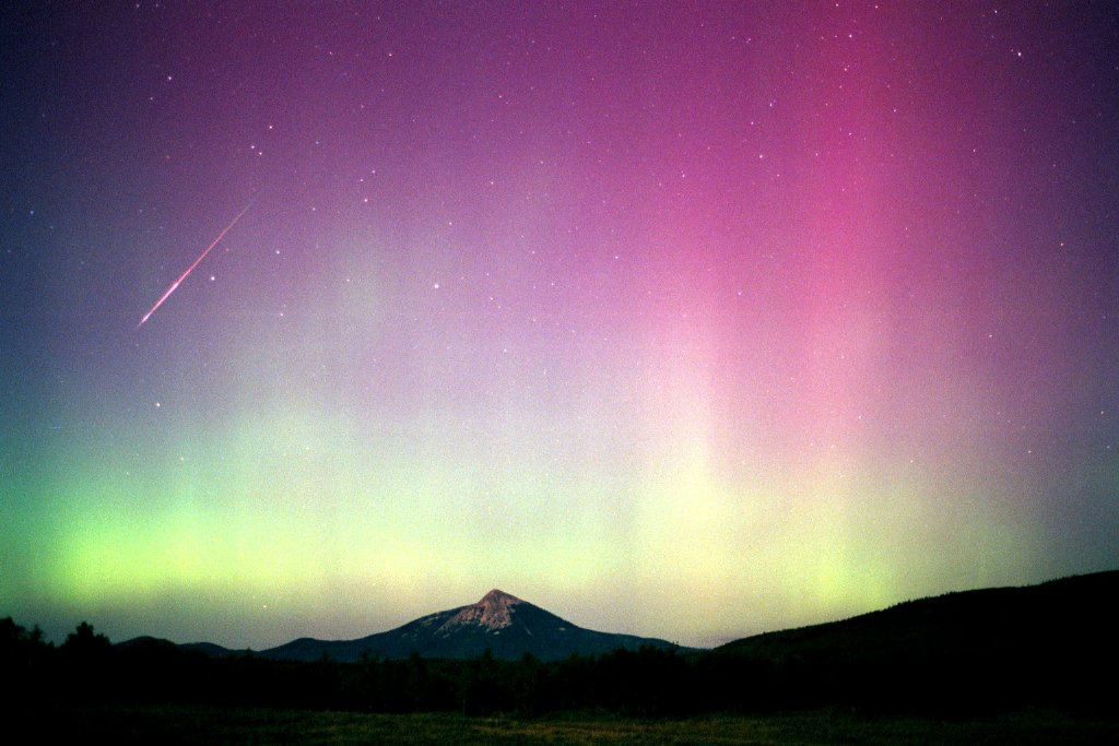 AnnaToour's tweet image. Veja , Auroras Boreais ... Mais bonitas que muitas pessoas que se acham !