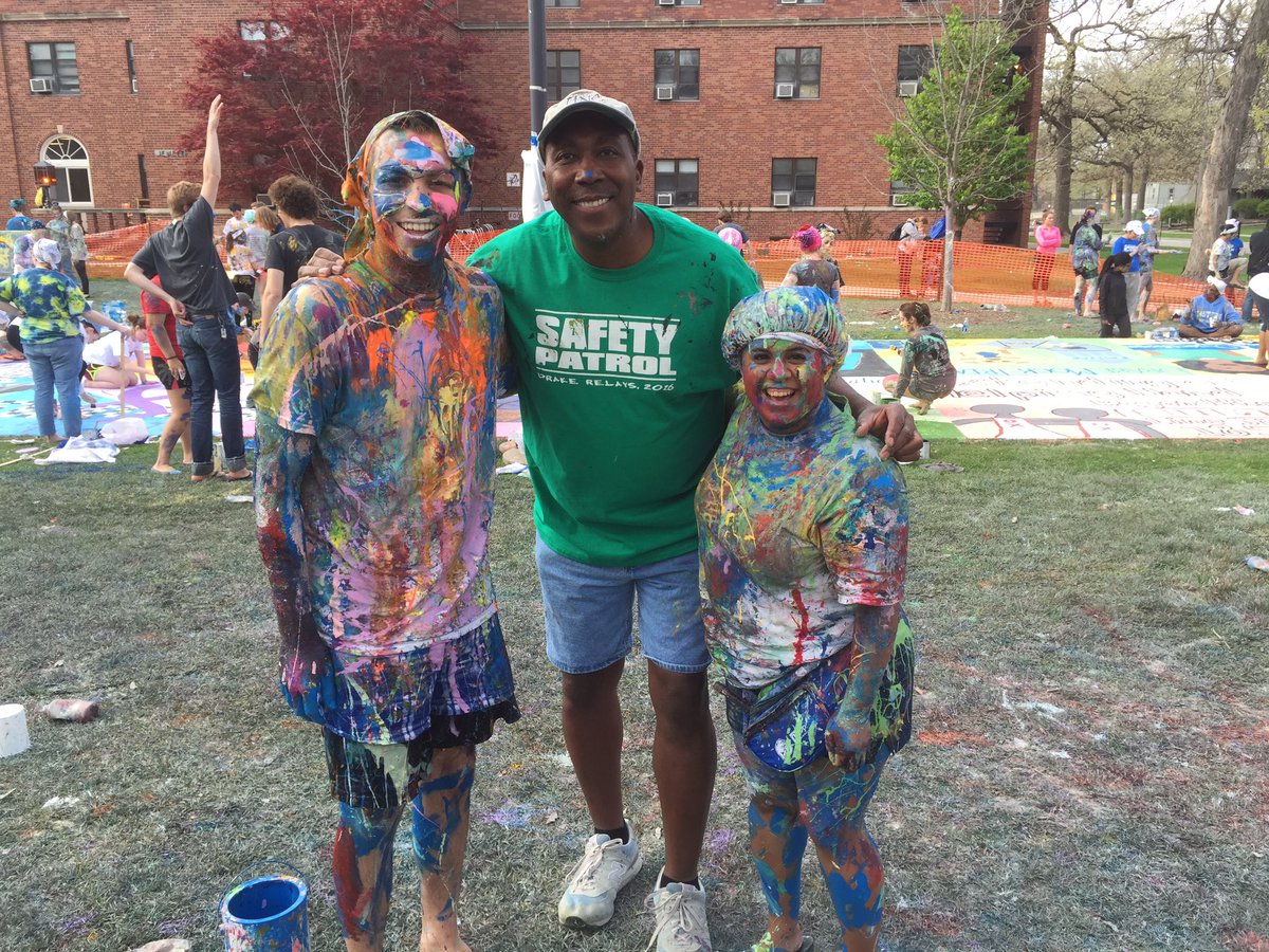 SentwaliBakari's tweet photo. Enjoyable moment at Drake University Street Painting with the presidents. https://t.co/aGFzwdV7HC