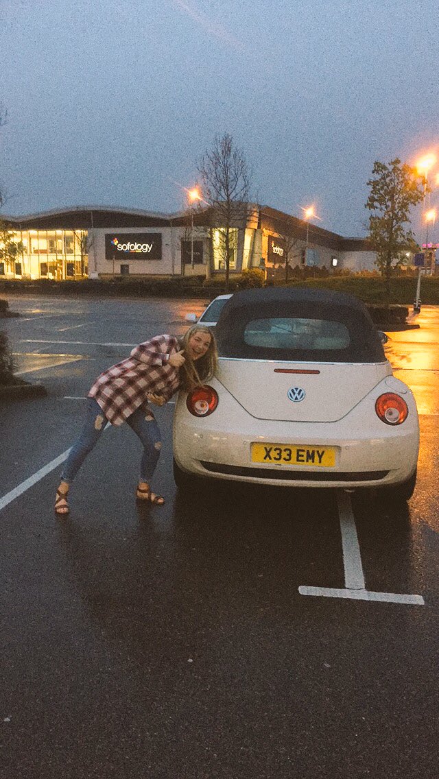 EmilyOnsloe's tweet image. Who knew it was possible to park this badly 😂🙈 #hungerproblems