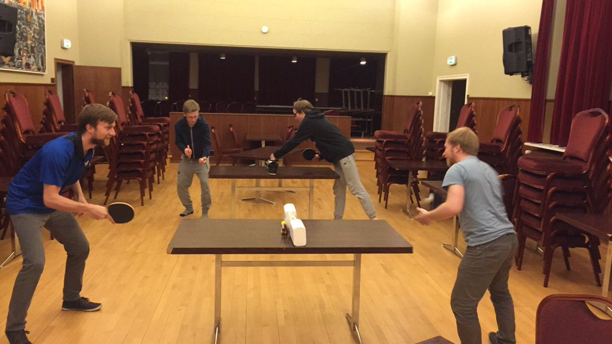 Nú er BH-A mætt til Ak-City og mun á morgun keppa til úrslita í 2.deildinni. En fyrst...guttaborðtennis. BH.