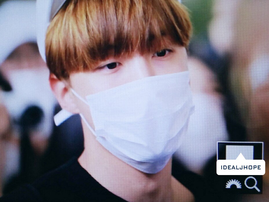 IdealJHope's tweet photo. 160423 김포출국 #방탄소년단 #제이홉 #정호석 @BTS_twt 

잘 다녀오고 잉~~💕💕✌✌ https://t.co/luGZWP4h5q
