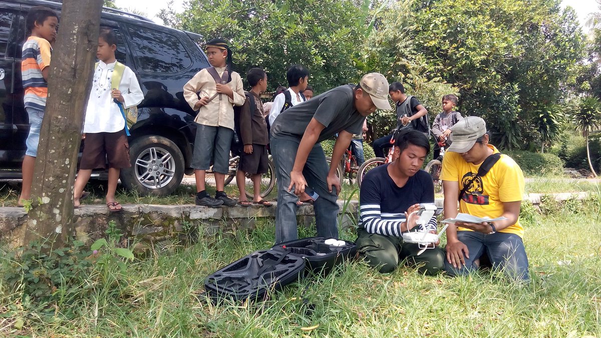 husni_kaf's tweet photo. Hari 5  #WorkshopPetaDesa @desawlaharwetan antara diskusi rencana flight @bukapeta dan blusukan ke kebun singkong https://t.co/fqPyr2DeAt