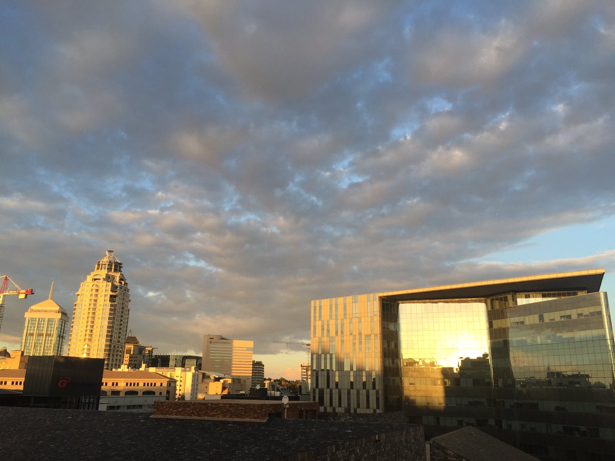 AlexJayZA's tweet photo. Sandton gleaming in the Saturday morning sunshine: https://t.co/Qtous1UFOi