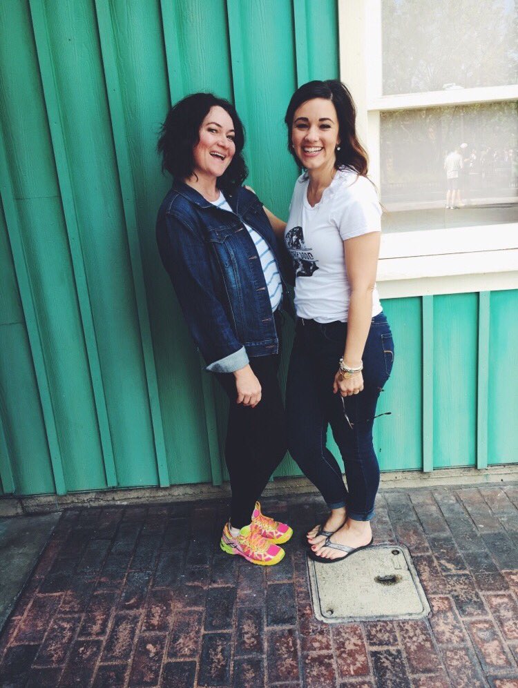 IsabelleDavis11's tweet photo. LOOK HOW CUTE OUR MOMS ARE https://t.co/MQHJkKwWdL