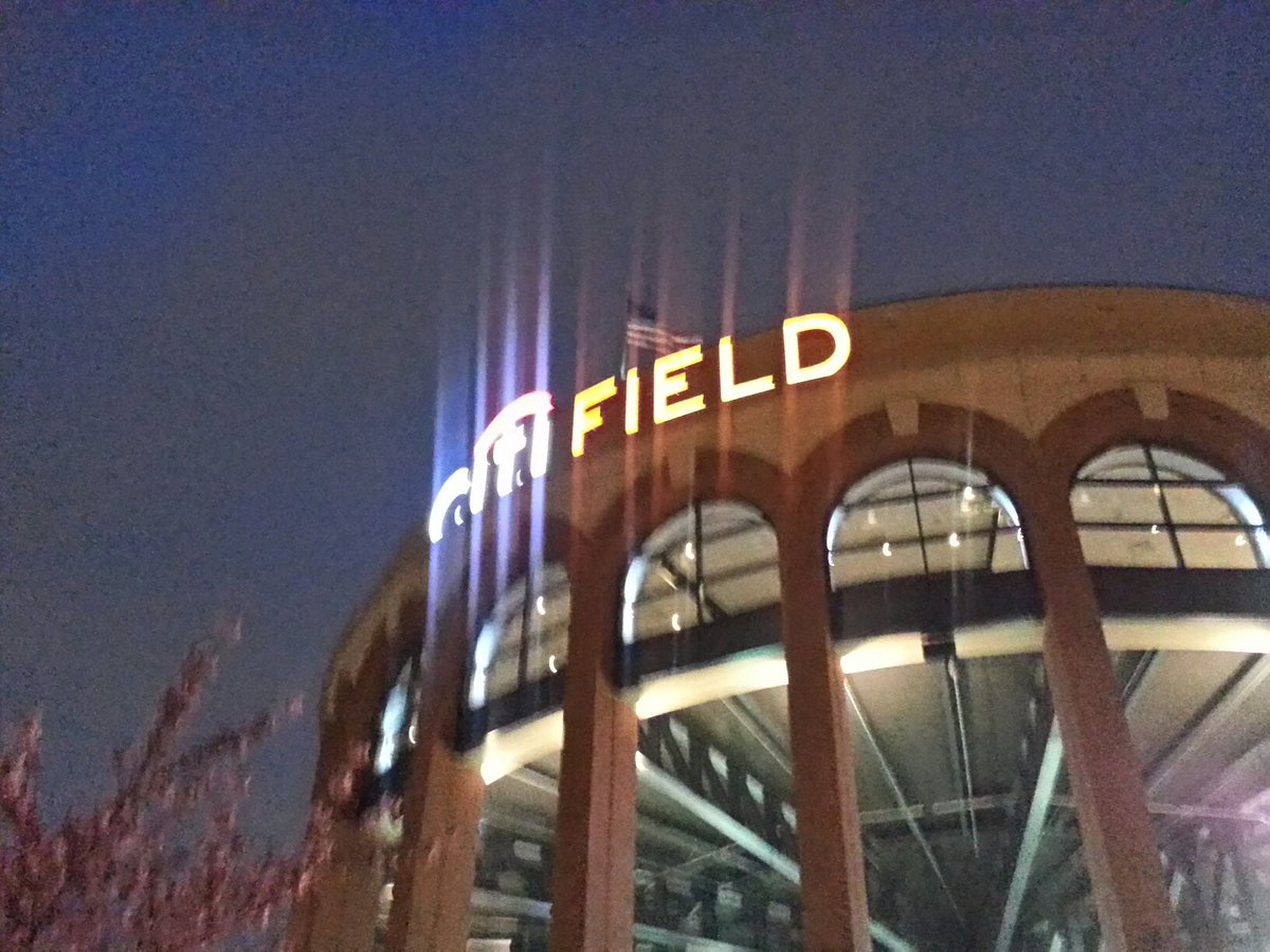 AnieAkpe's tweet photo. NYers will come to Queens for food. We're live at Citi Field for #BandBClassic
#craftbeer #gettattle #foodie https://t.co/hksMnIAh6q