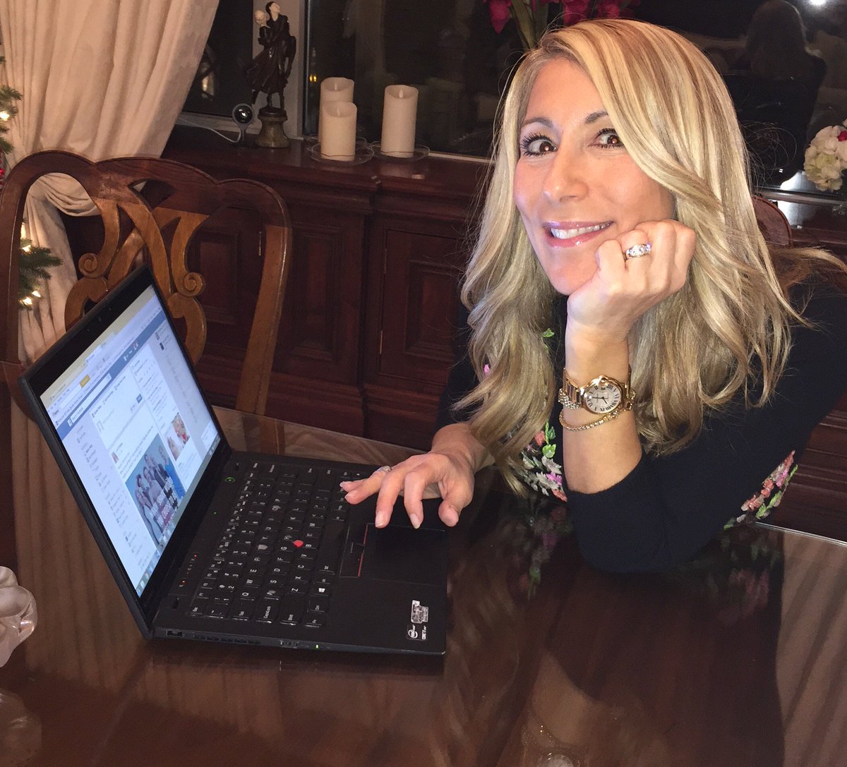 LoriGreiner's tweet photo. Something happens 2nite in the tank that’s never happened b4! RT if u’ll b live tweeting w/ me-I'm ready! #SharkTank https://t.co/q7F4R13MnP
