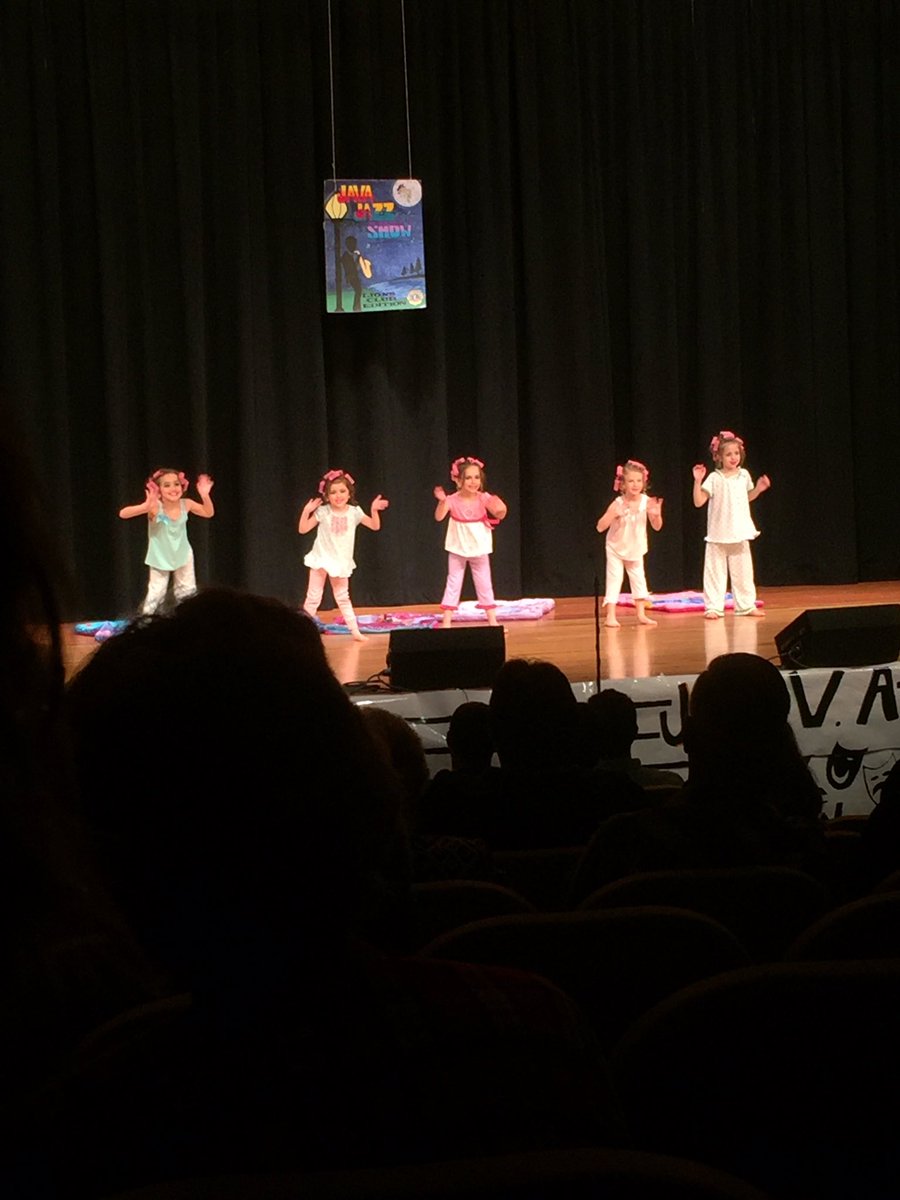 JavaJazz2016's tweet photo. The cutest slumber party you ever did see is killing it on stage! 💞💤🎶 https://t.co/8wtVlln1NS
