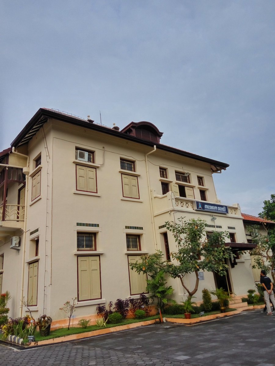 hendiiprasetya's tweet photo. Jalan2 ke museum sandi brg @Lemsaneg_RI #hutsandi https://t.co/HcMgTEhbte