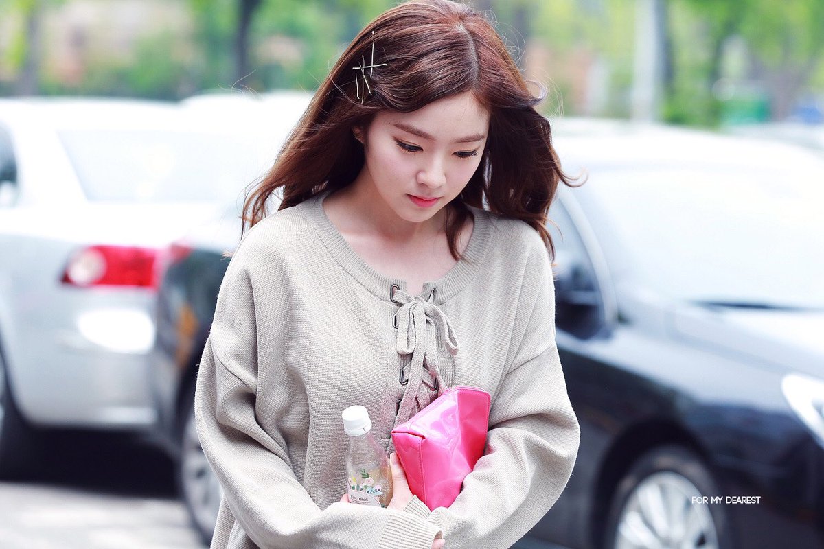 dearest_0329's tweet photo. 160422 뮤직뱅크 출근 3p #아이린 ���람 불면 날아갈 것 같구... (왜 자꾸 링크 오류가😡) https://t.co/dlI1uIjany