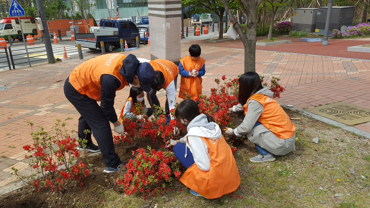 #성남시 주말인데도 1사 1공원 봇들공원(달팽이어린이공원) 철쭉 심기에 참여한 한화테크윈 임직원가족분들 너~무 보기좋아용~성남시자원봉사센터는 오늘도 변함없이 도와주셨어요!@seongnamcity <a href="/yws57/">유원상</a>