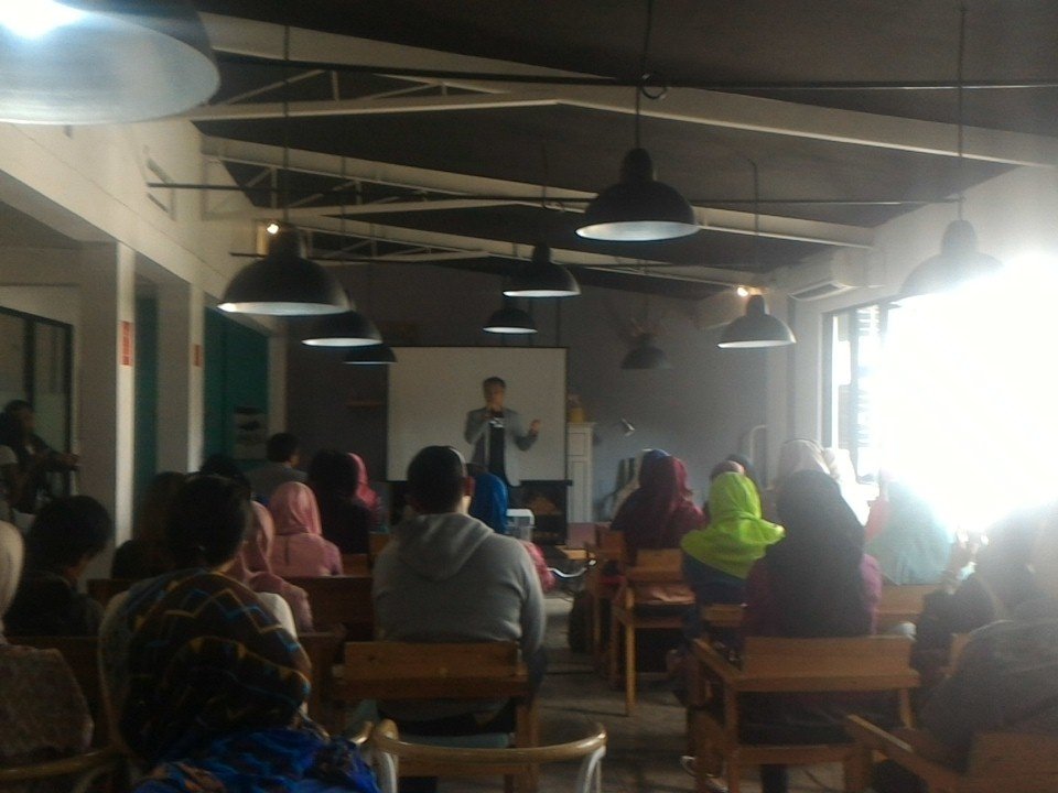 fowab's tweet photo. Selamat pagi semua, acara @StartupBandung Women On Top udah mulai nih. Yuk langsung merapat ke @coandcospace! https://t.co/sB3Vku88EL