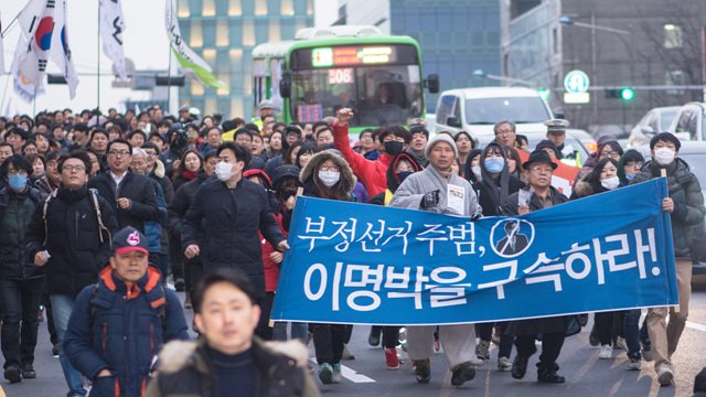 [서울의소리]  [잊혀진 속보] 이명박을 처단하라! 이명박이 처벌은 정치보복과는 차원이 다르다  
국고손실' 22조+35조+40조+α 
 m.amn.kr/a.html?uid=242…