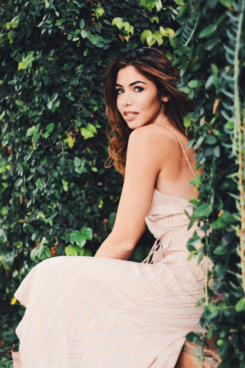 Boyandbombshell's tweet image. Happy earth day. Shop this gorgeous Grecian dress on sale right now rstyle.me/~cz-80XAk 💛 #styleblog #OOTD