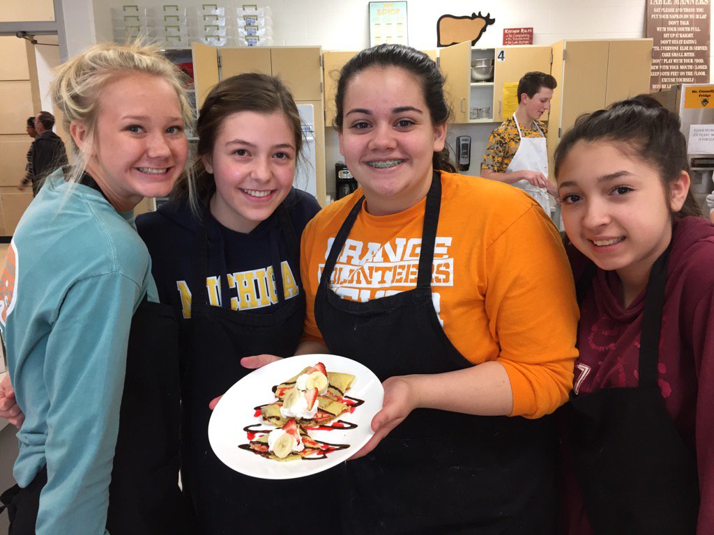 Demonstrating garnishing skills in Pastry Arts😀@mvmustangnation <a href="/MeteaCTE/">Metea CTE</a> @chefdavisKC <a href="/MVStudentGo/">MVStudentGo</a> #deliciouscrepes