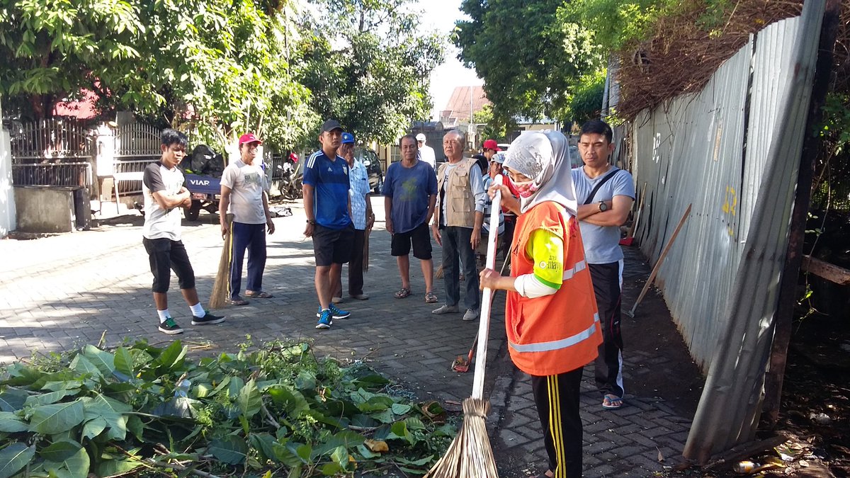 Sabtu bersih, kerja bakti bersama RW RT, satgas kelurahan &amp; warga di jln. Jambu <a href="/BersihMakassar/">MAKASSAR BERSIH</a> <a href="/DP_dannypomanto/">Danny Pomanto</a>