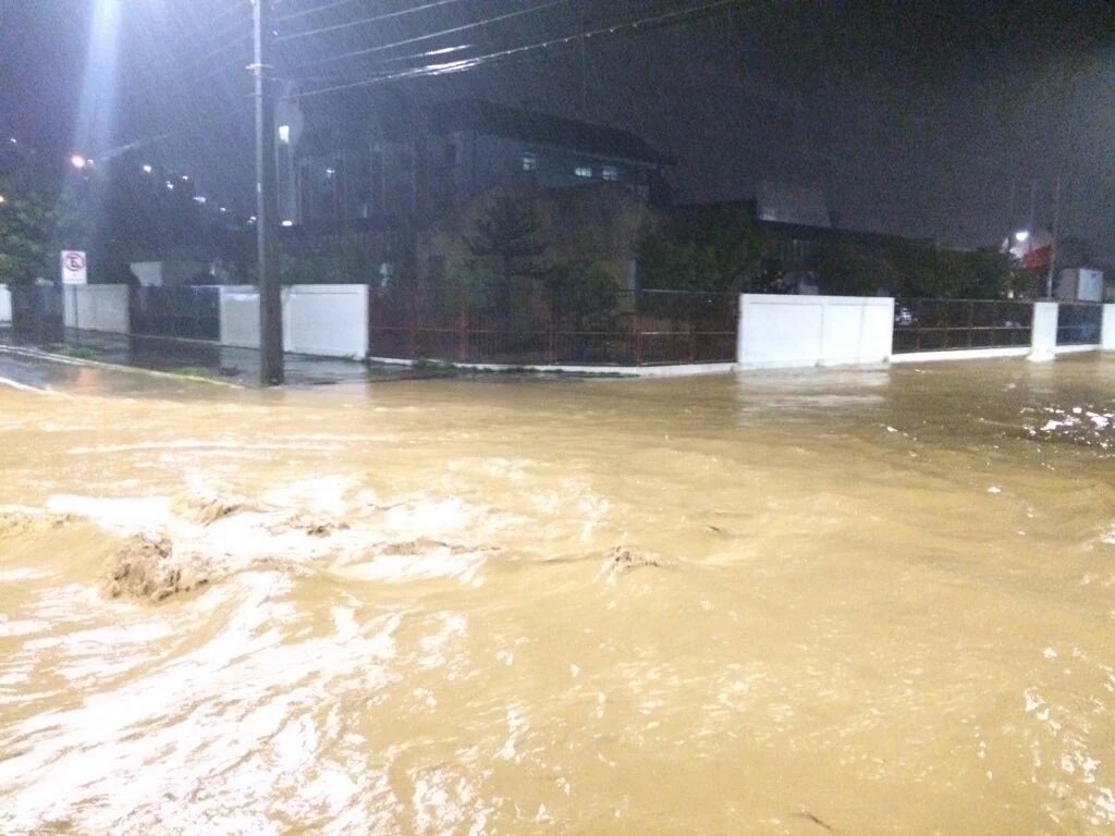 reddeemergencia's tweet photo. Se complica situación. En Tome región del BioBio desborde de  canal inunda calles y afecta viviendas https://t.co/p6GDt0MCPN